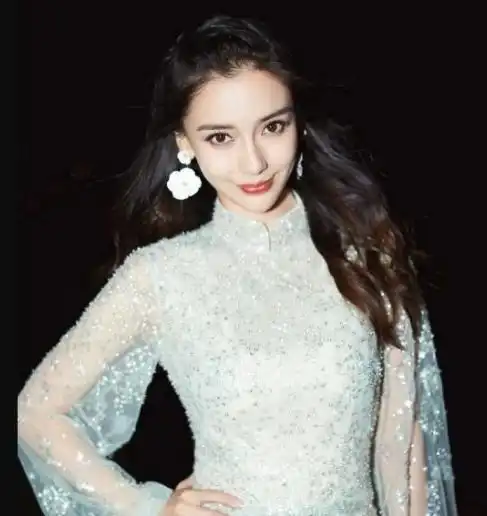 baby带儿子去游乐园被拍穿黑纱裙打扮华丽,儿子坐玩具车好兴奋