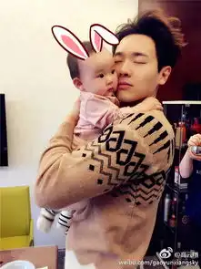 高云翔父亲节晒与女儿合照
