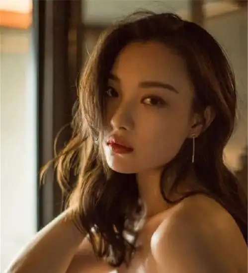 脸上有这3个特征的女生,属于难得的高级脸,中1个颜值都不低