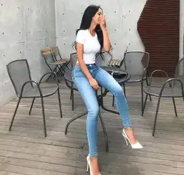 小姐姐穿紧身牛仔裤轻松塑造优美的腿部曲线