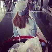 反戴帽子背影女生头像微信头像图片大全