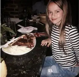 俄罗斯9岁小美女成年龄最小超模被誉为世界第一美少女