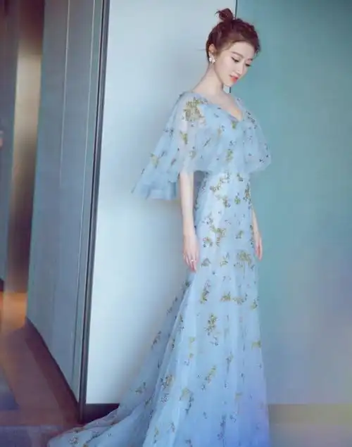 女生一看到就眼里放光的雪花裙,景甜穿上正合适,仙气十足