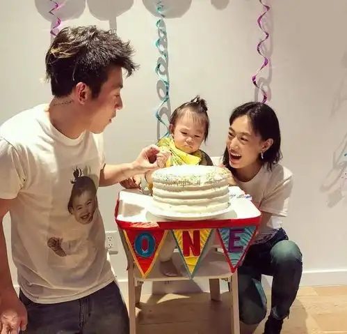 陈冠希晒一家三口照,女儿表情酷拽,与爸爸年轻时的模样非常像