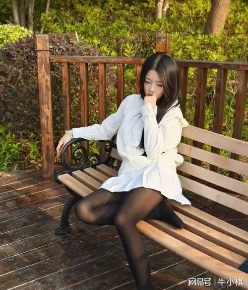 春天来了,衬衫控们,一起来感受针织马甲与百褶裙的绝妙搭配吧