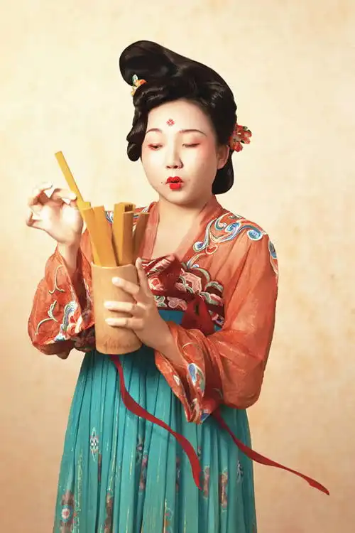 辣目洋子胖得很妖娆,穿唐代裙装飘逸华美,有了仕女图神韵