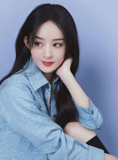 离婚两月后赵丽颖综艺首秀,谁注意她面前的东西了看后心里难受