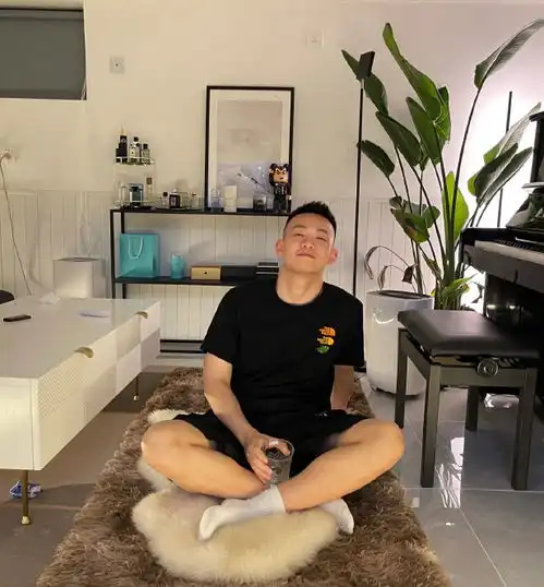 痞帅小伙爱健身,撸铁塑造出匀称好身材,肌肉线条刚刚好
