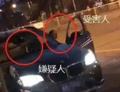 宝马女车主闹市区遭歹徒持刀抢劫,血光中,才1米59的他勇敢冲上去