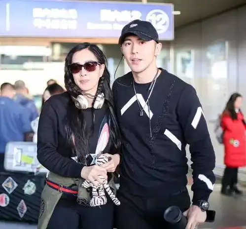 钟丽缇张伦硕同穿一身黑现身机场,网友乍一看我以为是母子呢