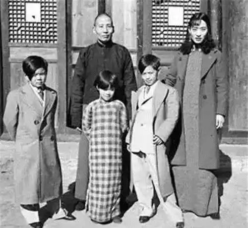 她追求真爱要和军阀离婚,军阀同意后次日,副官太太,对不住了