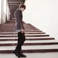 给我找这个图片的另一张男生情侣图片