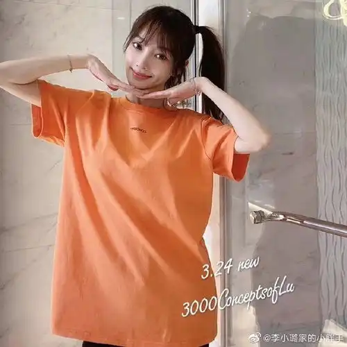 李小璐拍写真嘟嘴卖萌,秀小蛮腰有马甲线少女感满满
