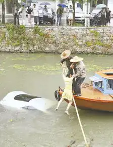 女子开车落水群众冒雨相救