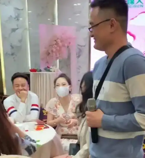 相亲现场男子高调示爱,看完女子身材网友不淡定选了个最操心的