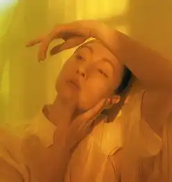 陶虹身穿中国红的衣服,西装款式的套装,看起来端庄又大气