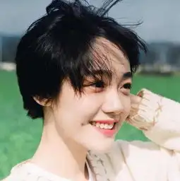 谁能告诉她是谁然后有适合的情侣头像或者她男朋友是谁