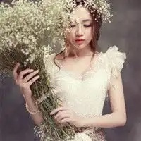 像这样拿着花的女生头像,小清新风格,花就是图中的那种花