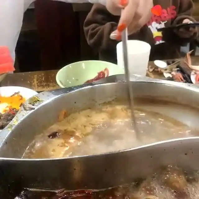 和老婆吃火锅,没想到一勺捞上来个这东西,真是赚到了