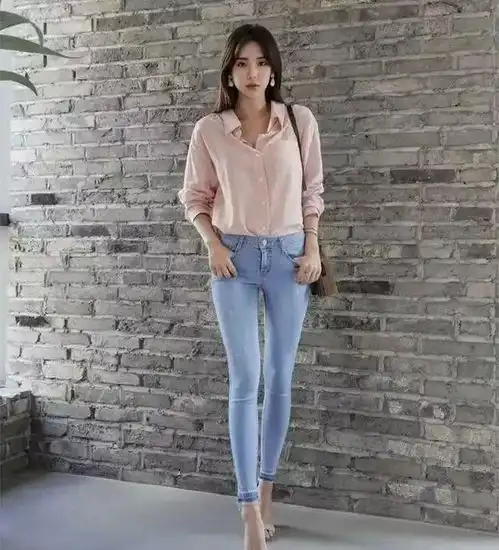 阔腿裤穿腻了,不妨来条紧身牛仔裤,瞬间拥有魔鬼小细腿
