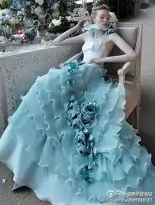 海蓝色波浪边裙摆,像大海的女儿