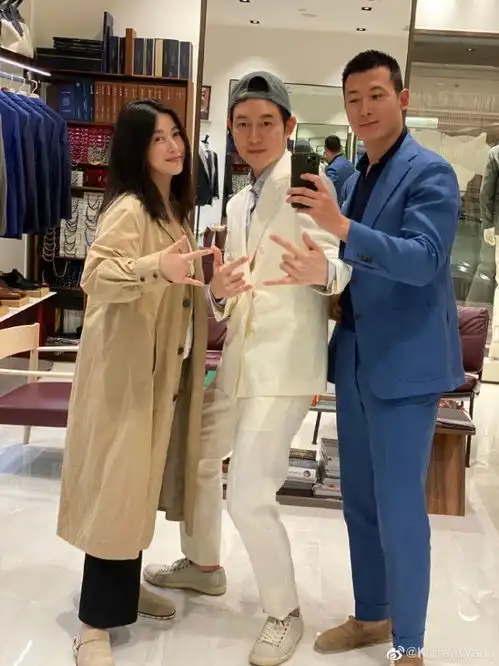 朱珠老公罕晒夫妻合照秀恩爱,穿西装出镜将孕妻搂怀中霸总范十足
