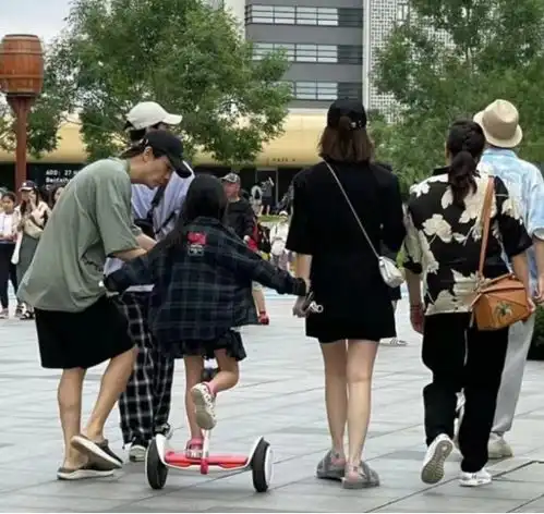 戚薇一家三口被偶遇,丈夫李承铉全程照顾女儿,网友模范老公