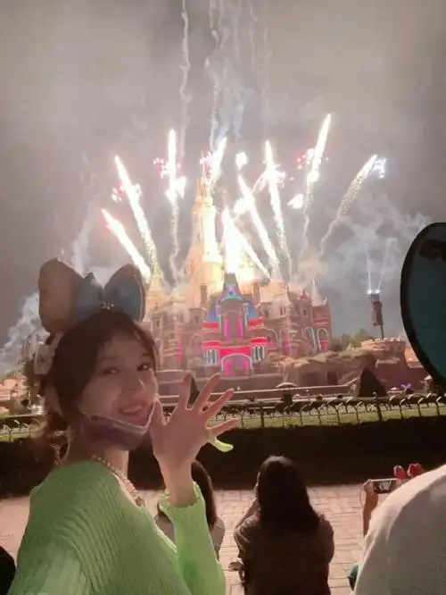 陈小纭迪士尼过生日,头戴米妮发箍,十分俏皮可爱,少女心满满