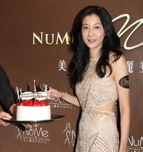 吴绮莉逃过中年发福,47岁穿紧身裙真够自信,长腿纤细没半点缩水