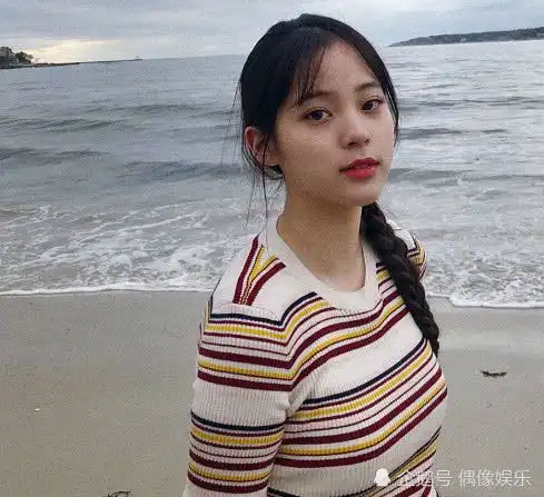 欧阳娜娜海边度假,看到这一隐私部位,网友这不是18岁该有的
