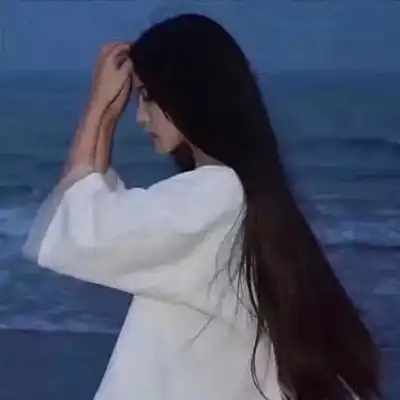女生长发头像高冷微笑是我的伪装