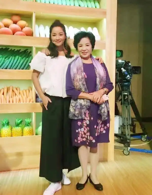 瞿颖的母亲丁家珍离异伤到了女儿,催婚的背后是带泪母爱