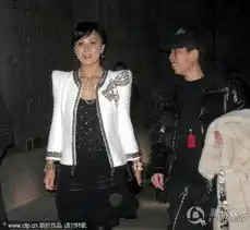刘嘉玲自曝努力造人穿垫肩西装潮范儿足