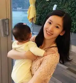 生女孩奶茶妹妹抱女出镜宝宝疑首曝光