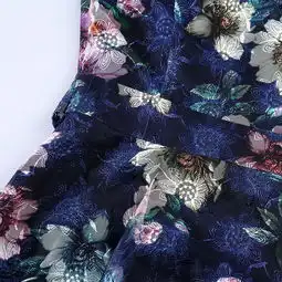 步入中年的女人,尽量多选铜氨丝连衣裙,不但高贵还特显年轻