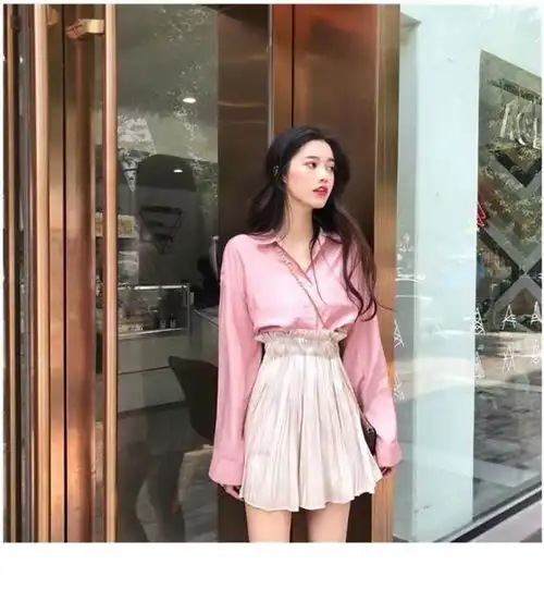 女神的新衣粉色的真丝衬衫搭配柔软的百褶裙,青春活力的女人味
