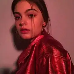 欧美风格的移动闪光灯女生头像