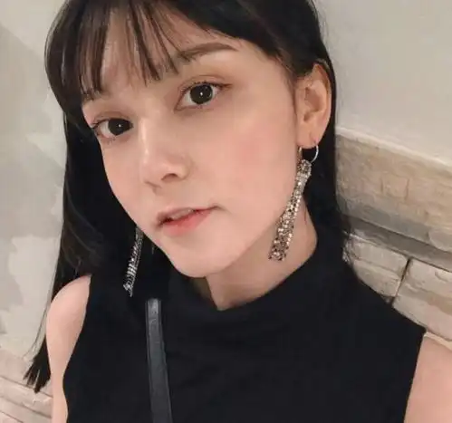 迪丽热巴表妹要出道频频带迪丽热巴大名,网友蹭热度