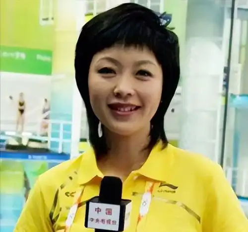 水均益与瘫痪发妻离婚,转身娶小13岁美女记者,如今怎样了