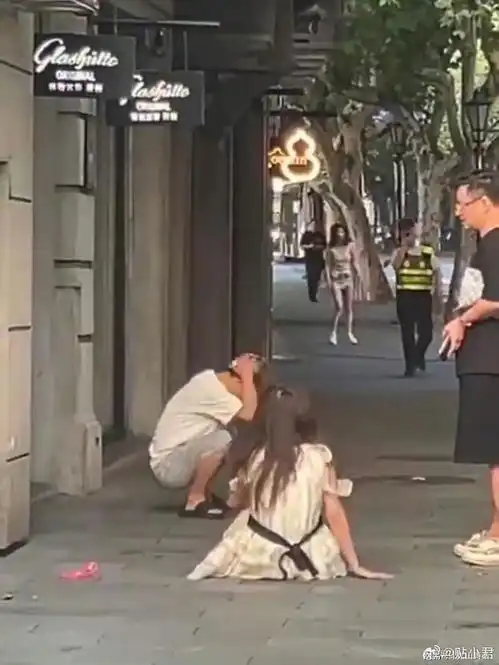 恐怖上海一男子当街打骂两名女生致头破血流,网友透露事件原因