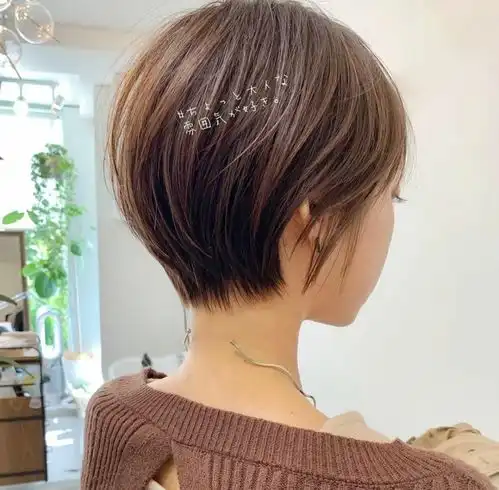 天鹅颈短发
