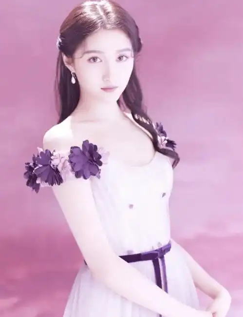 关晓彤的灭霸鞋火了,穿上后脚大了3码,也就她敢这么穿漫威