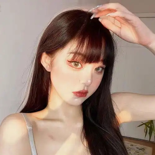 精灵系神秘白发美少女爆红全网,秀黑发日常照秒变高中妹