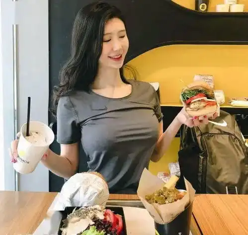 不吃就能减肥女子享受美食却不忘运动,保持苗条身材