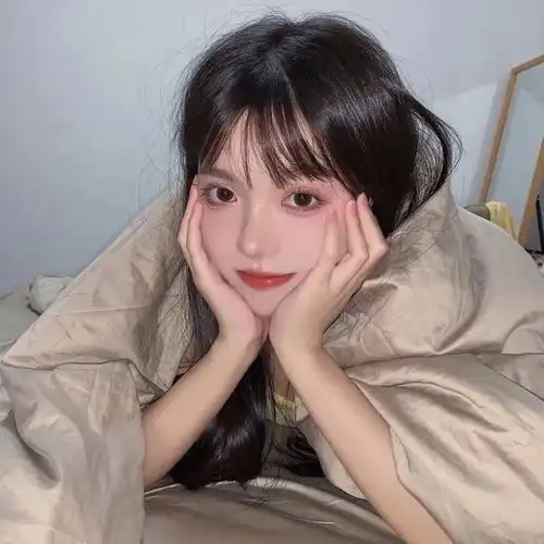 幽默笑话朋友见一千娇百媚,婀娜多姿的美女在路边抹泪