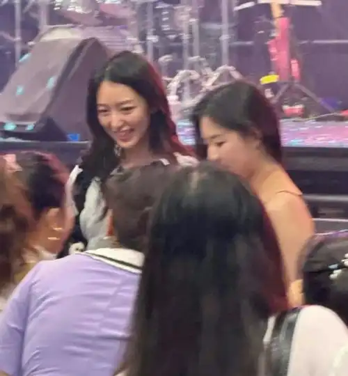 44岁香港知名男星突然宣布与女友结婚相恋2年求婚结婚当场完成父母全不知情