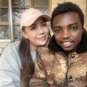 非洲90后小伙娶宁夏70后老婆,家务活全包,和村里大妈一起上班