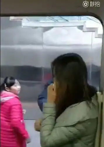 女子撒泼阻拦高铁发车我老公还没来呢