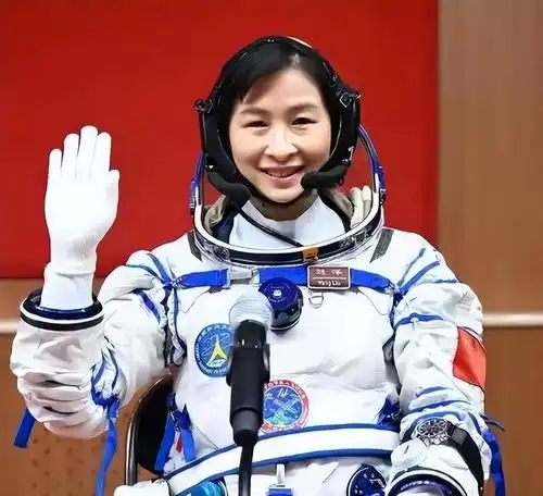 神舟十八号发射就位杨利伟首次透露航天员已确定,神十九待命中