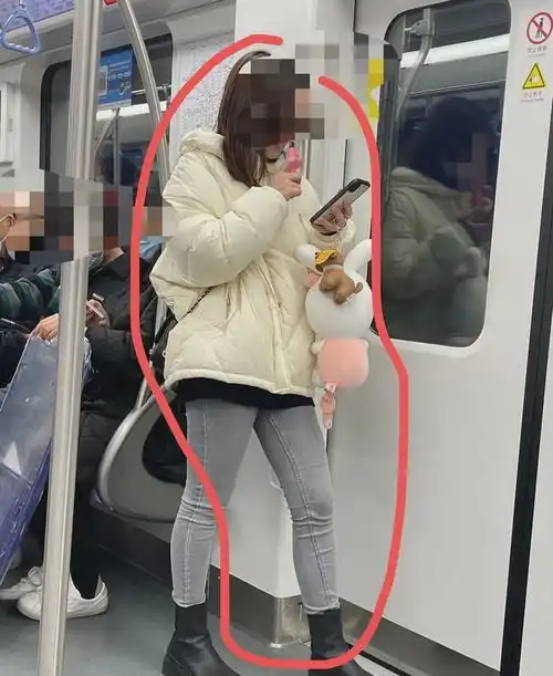 一女子在上海地铁5号线不戴口罩还在吸电子烟网友胆可真大